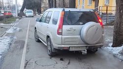 «Хонда CR-V» едет по тротуару на Айтматова. Фото