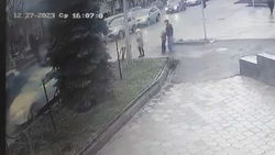 Легковушка сбила пешехода на Московской, выехав на полосу для троллейбусов. Видео