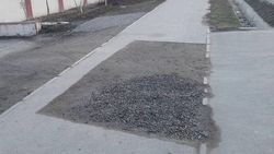 Тротуар возле медресе на Ахунбаева восстановят, - мэрия
