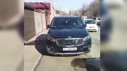 Kia припарковали на тротуаре на Фатьянова. Чтобы обойти машину, приходится выходить на проезжую часть, - горожанка