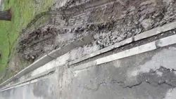 Стройтехника разрушила новый тротуар и арык на Киевской. Видео