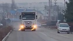 Грузовики портят новую дорогу в жилмассиве Ынтымак. Видео жителя