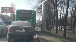 Автобус №162 нарушил ПДД на Алматинке. Видео