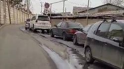 В переулке Менделева неправильно припаркованные авто заняли одну полосу. Видео