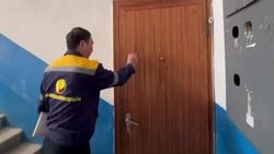 Сотрудники «Бишкектеплость» обходят дома, замеряя температуру в квартирах. Видео