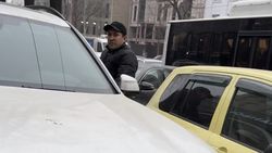 BMW X7 едет по тротуару на Советской. Видео