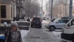 «Хонда» едет по тротуару, объезжая пробку по Токтогула. Видео