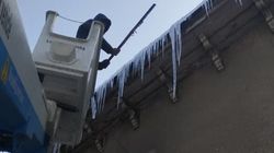 «Бишкекзеленстрой» убрал сосульки с крыши дома на Боконбаева после жалобы горожанина. Фото мэрии