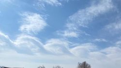 «Будто узлы ДНК». Необычные облака в небе над Токтогульским районом. Фото