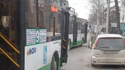 Водители автобусов высаживают пассажиров на проезжей части, подвергая их опасности. Видео
