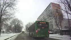 Автобус №51 проехал на красный на Алматинке. Видео