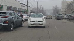 «Ниссан Марч» едет по встречке на ул.Суюмбаева. Фото