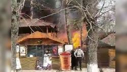 В Оше горит кафе «Царский двор». Видео