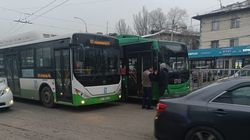 На «шлагбауме» столкнулись троллейбус и автобус. Фото горожанин
