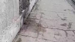 ОсОО «Уст Строй» убрала штукатурку с тротуара на Фучика после жалобы горожанина. Видео мэрии