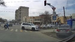 Во время жума-намаза машины ездят на тротуару по Юнусалиева. Видео