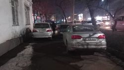 На тротуаре по Московской припарковались три машины, из-за чего невозможно пройти, - горожанин