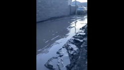 Дороги жилмассива Бакай-Ата утопают в грязи из-за отсутствия канализации. Видео