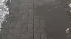 Брусчатка на тротуаре по ул.Малдыбаева рассыпается. Видео горожанки