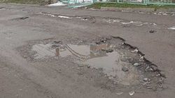 Дорога по ул.Купянской выглядит как после бомбежки. Фото горожанки