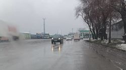 На Льва Толстого водители выезжают на встречку из-за состояния дороги. Фото