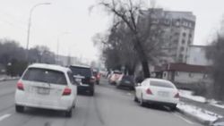 На ул.Малдыбаева пробки из-за припаркованных машин. Видео горожанина
