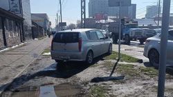 «Тойота» припаркована в зеленой зоне на ул.Ибраимова. Фото