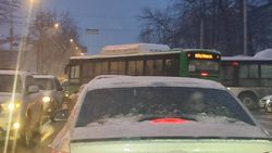Автобус №195 повернул на красный со второй полосы. Фото горожанина
