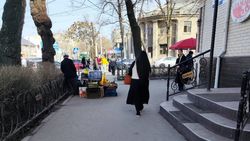 Торговля на тротуаре на ул.Московской. Фото