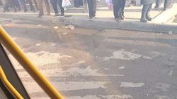 Лужи и грязь на остановке по Жибек Жолу. Фото горожанина