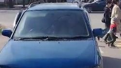 «Мазду» припарковали на перекрестке на Ахунбаева. Видео