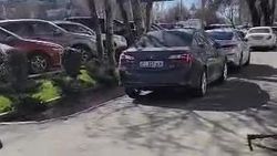 «Тойота», KIA, «Мерседес» и «Хонда» припаркованы на тротуаре по Ибраимова. Видео
