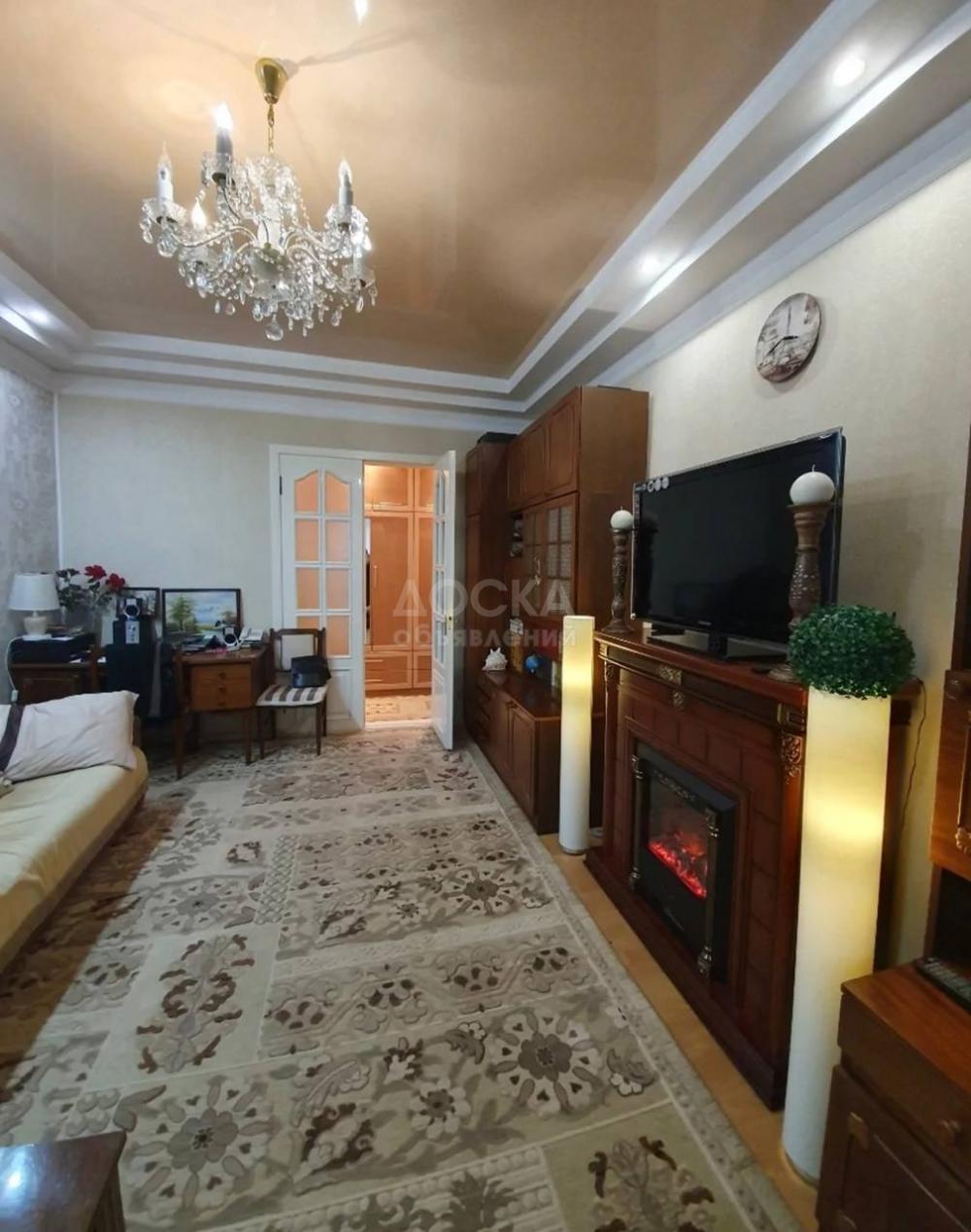 Продаю 3-комнатную квартиру, 70кв. м., этаж - 1/2, Боконбаева/проспект Манаса.