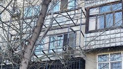 К дому на ул.Уметалиева с нуля пристраивают балкон. Фото горожанина
