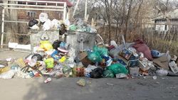 Куча мусора возле отделения почты №72. Фото