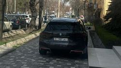 BMW iX припарковали, заехав на тротуар. Фото