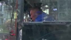 Водитель троллейбуса курит в салоне. Видео