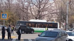 Автобус №56 по неизвестным причинам врезался в «Прадо». Подробности мэрии