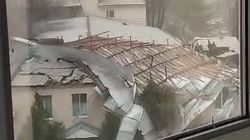 Сильный ветер в Бишкеке: У здания МЧС на ул.Осмонкула сорвало крышу. Видео