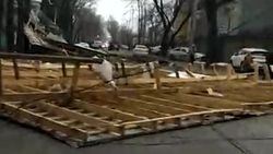 Дорогу по Советской перекрыла упавшая крыша дома. Видео