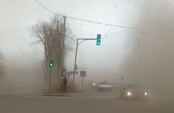 Видео — Шквалистый ветер поднял пыльную бурю в Канте