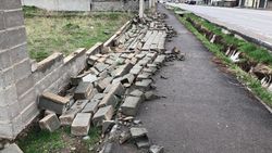 На ул.Шералиева забор упал на тротуар. Фото