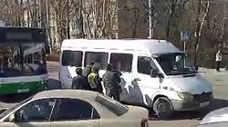 На Советской автобус столкнулся с маршруткой. Видео с места ДТП