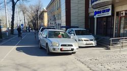Возле медцентра на Айтматова водители паркуются на тротуаре. Фото