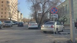 На Фатьянова водители паркуются в неположенном месте. Фото