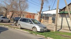 Еще одна зеленая зона в Бишкеке уничтожается водителями. Фото