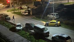На Каралаева-Шопена машина врезалась в припаркованные авто