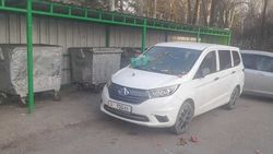 Электромобиль Changan закидали мусором из-за блокировки мусорных баков. Фото