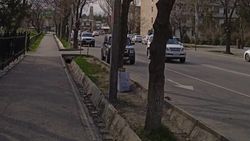 «Бишкексвет» демонтировал аварийный столб возле школы №62 и заменил на новый. Фото