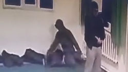 В Кой-Таше парень зашел в мечеть во время намаза и украл личные вещи из курток прихожан. Видео